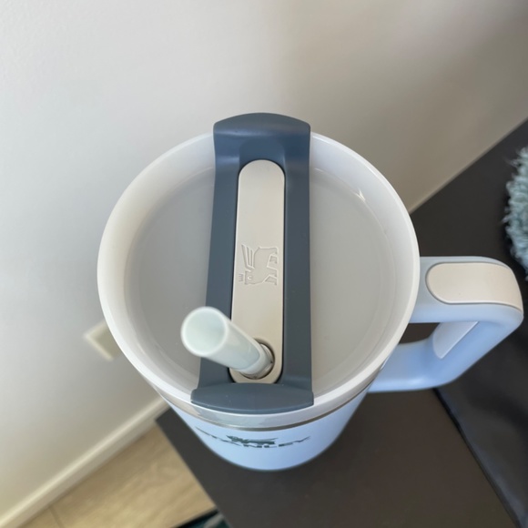 THE QUENCHER H2.0 FLOWSTATE™ TUMBLER | 40 OZ CHAMBRAY - Picture 2 of 3